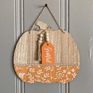 🆕Wooden Pumpkin Sign w/GRATEFUL Tag w/ Orange & White Painted Floral Design